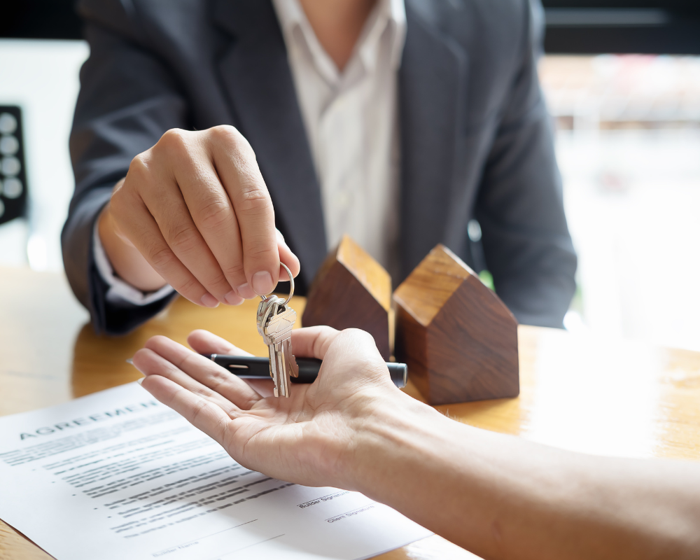 Vai comprar um imóvel? Saiba como evitar dores de cabeça antes de assinar o contrato.